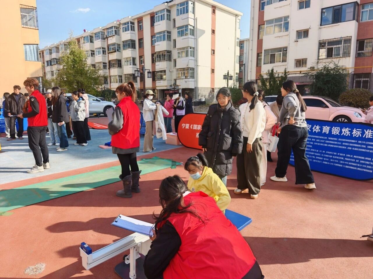 数学与统计本科学生党支部赴玫瑰园社区协助开展体质监测志愿服务
