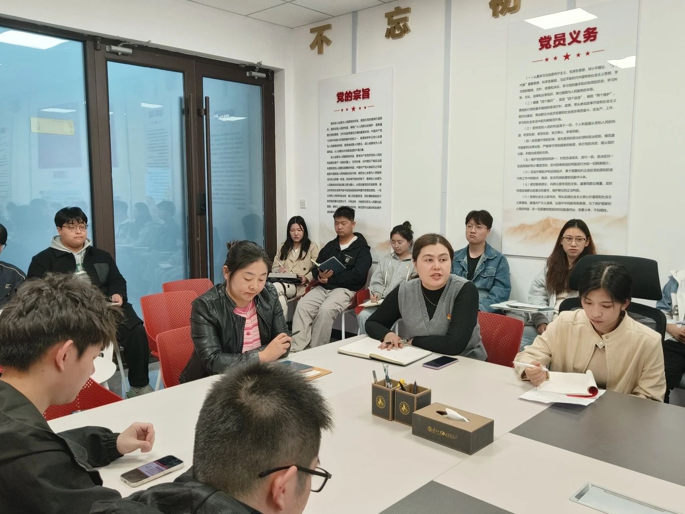 计算机科学与技术学生党支部开展深入贯彻中央八项规定精神学习教育主题党日活动