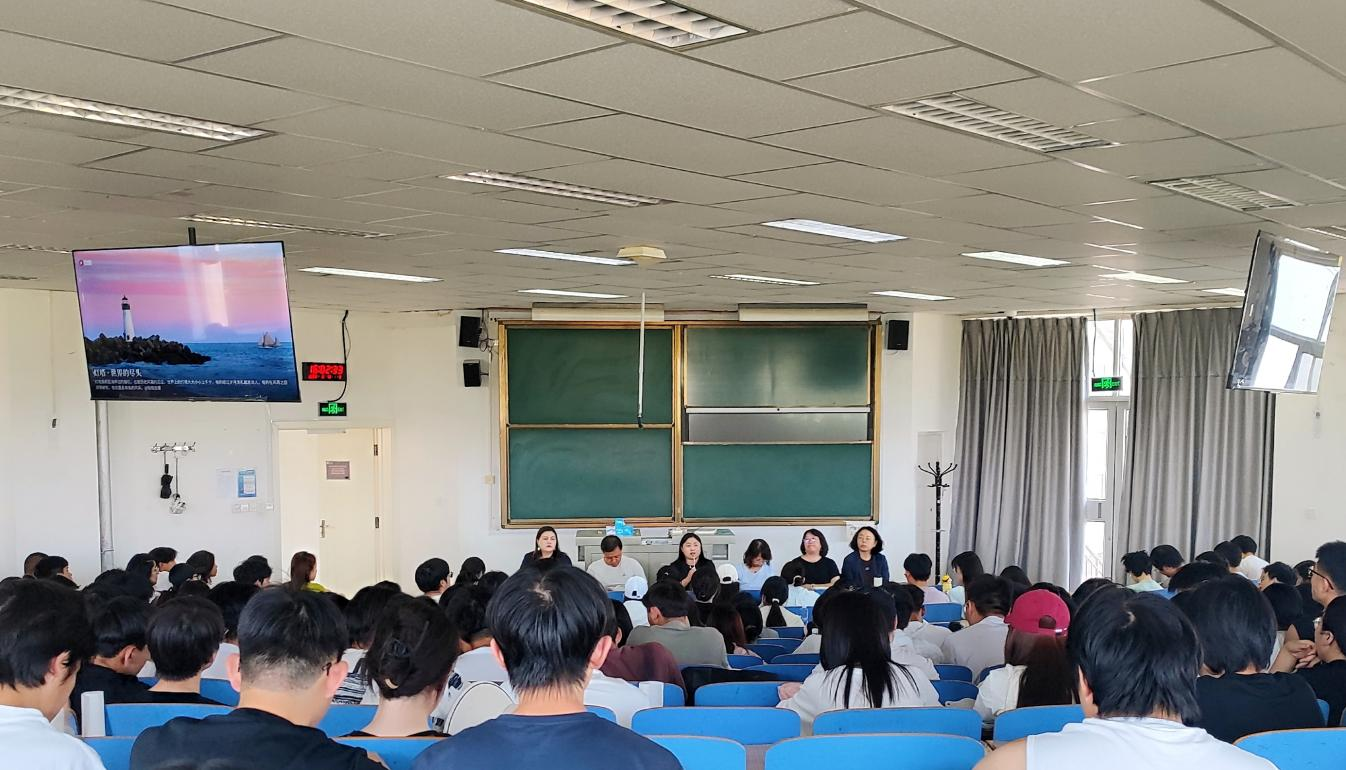 求是书院、信息工程学院共同召开2023级学生年级大会