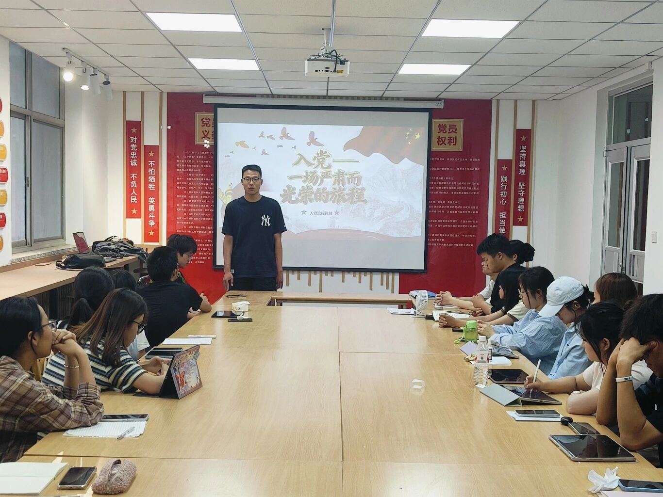 数学与统计本科学生党支部“党员领航·科研基础赋能”活动顺利进行