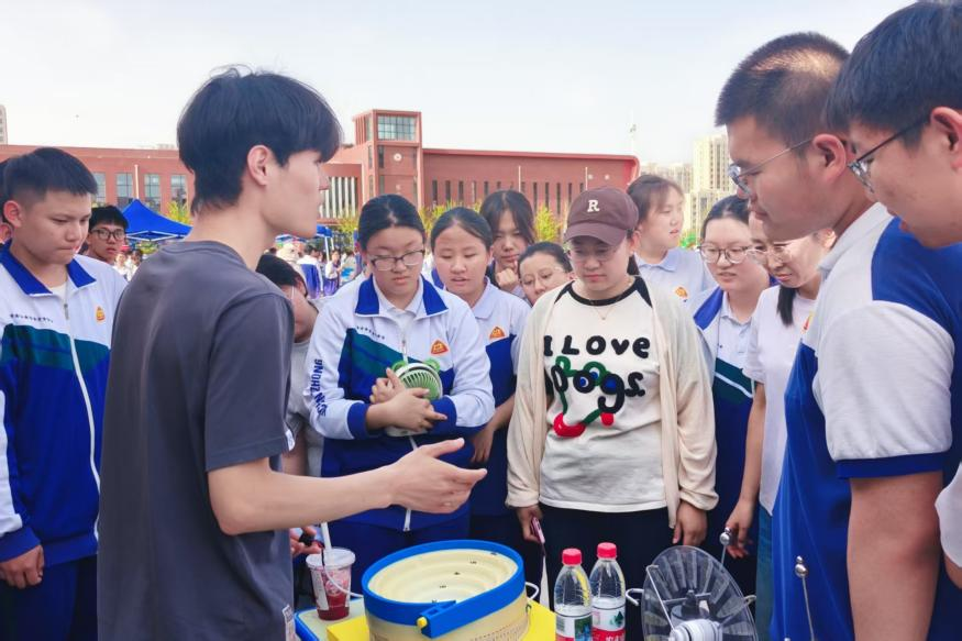 求是书院志愿科普团队助力银川市第三十一中学科技节